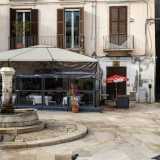 L�immobile si trova ad angolo tra piazza Mercantile e vico Fiscardi, alle spalle della storica Fontana della Pigna